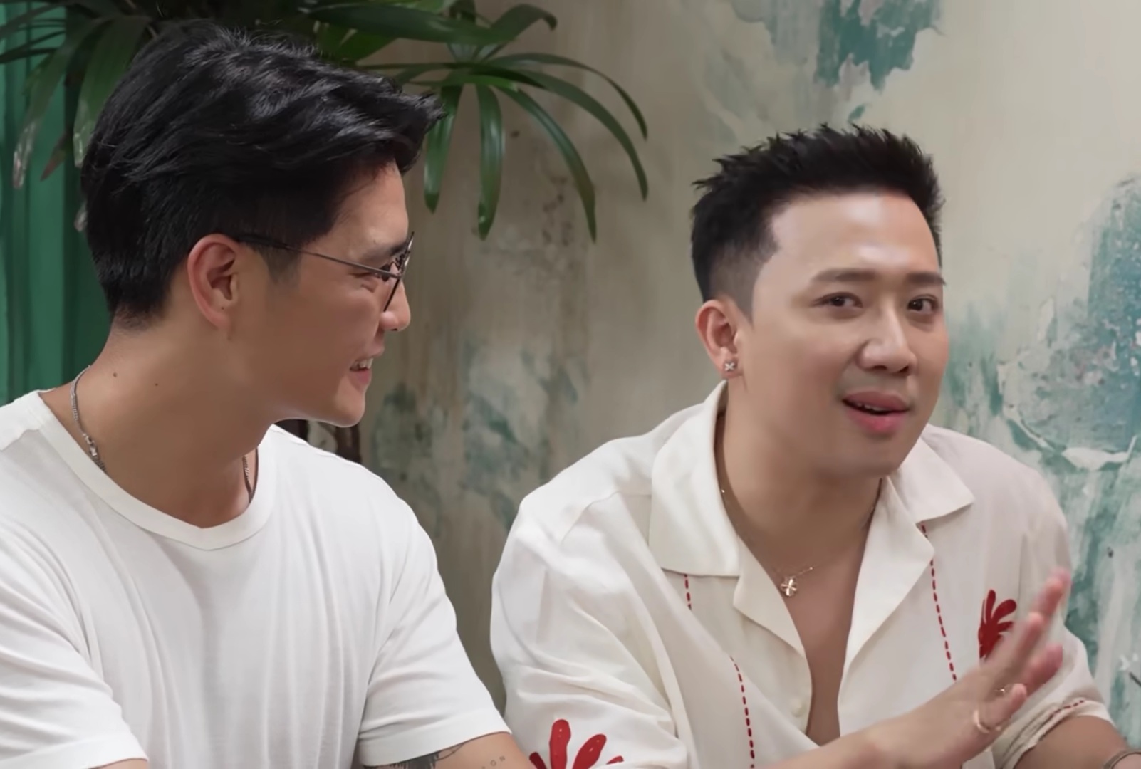 Trấn Thành nhắc thẳng 2 đàn em: "Anh dẫn các em ăn chay để tịnh tâm lại"- Ảnh 1. Trấn Thành nhắc thẳng 2 đàn em: "Anh dẫn các em ăn chay để tịnh tâm lại"- Ảnh 1.