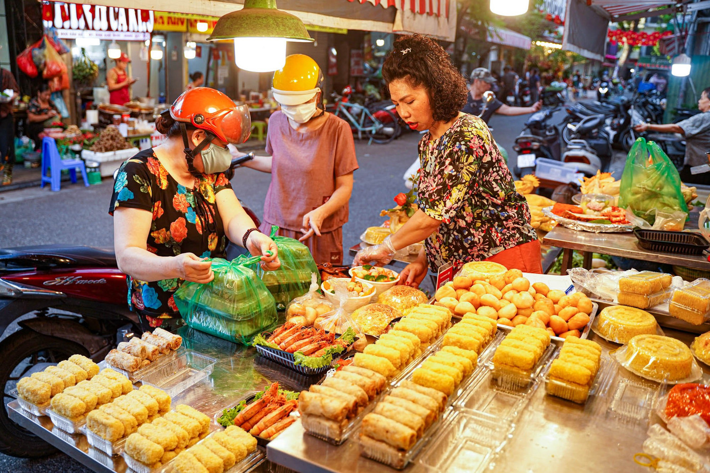 Chợ “nhà giàu” Hà Nội sáng Rằm tháng 7: Gà ngậm hoa hồng giá nửa triệu đồng một con- Ảnh 10. Chợ “nhà giàu” Hà Nội sáng Rằm tháng 7: Gà ngậm hoa hồng giá nửa triệu đồng một con- Ảnh 10.