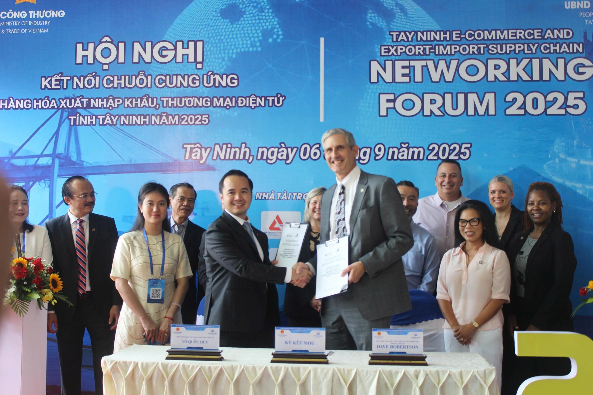 Bí thư Tỉnh ủy Tây Ninh phát biểu cam kết tại một hội nghị quan trọng- Ảnh 3.