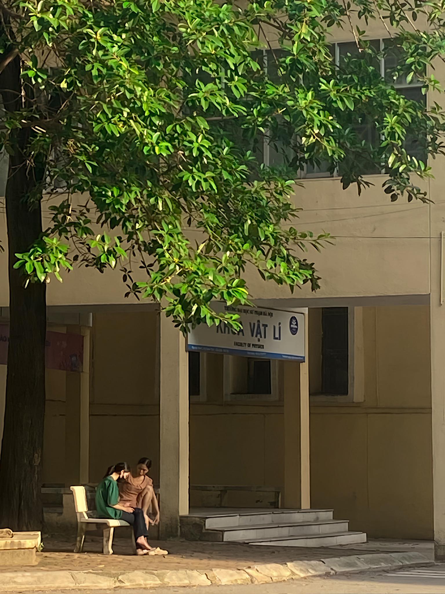 Bức ảnh chụp tại góc sân trường ngày nhập học khiến nhiều người cay mắt- Ảnh 1.