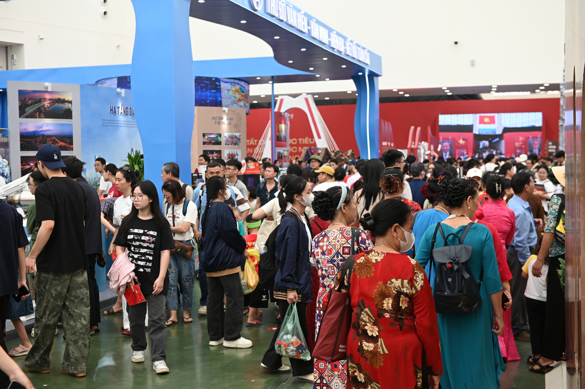 Hot nhất cuối tuần này: Trung tâm triển lãm quốc gia tiếp tục hút khách đông nghịt như đang nghỉ lễ- Ảnh 7. Hot nhất cuối tuần này: Trung tâm triển lãm quốc gia tiếp tục hút khách đông nghịt như đang nghỉ lễ- Ảnh 7.