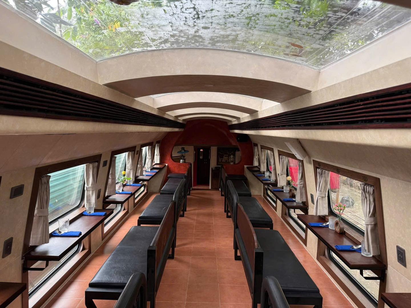 Có gì trên đoàn tàu 2 tầng đầu tiên tại Hà Nội, giá vé tới 550k - 750k?- Ảnh 5.