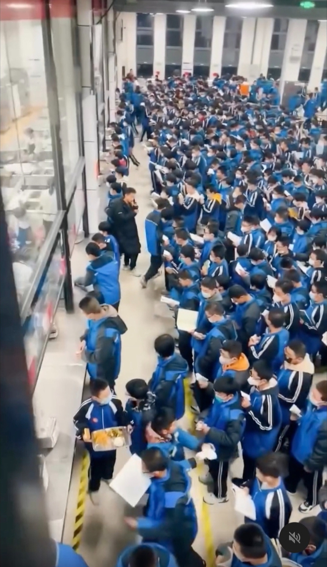 Soi video 1 căn tin trường học, nhiều người phát hiện chi tiết gây choáng váng: Nhìn mà thấy mệt mỏi!- Ảnh 1. Soi video 1 căn tin trường học, nhiều người phát hiện chi tiết gây choáng váng: Nhìn mà thấy mệt mỏi!- Ảnh 1.