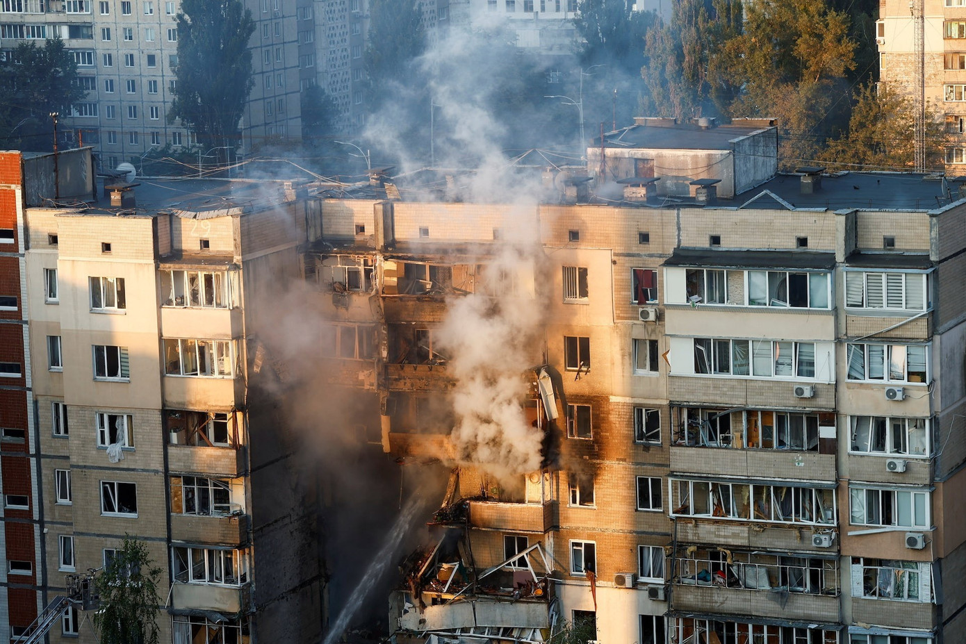 Tòa nhà Chính phủ Ukraine bốc cháy sau cuộc không kích của Nga- Ảnh 6. Tòa nhà Chính phủ Ukraine bốc cháy sau cuộc không kích của Nga- Ảnh 6.
