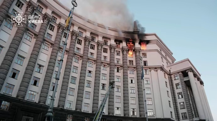 Tòa nhà Chính phủ Ukraine bốc cháy sau cuộc không kích của Nga- Ảnh 1. Tòa nhà Chính phủ Ukraine bốc cháy sau cuộc không kích của Nga- Ảnh 1.