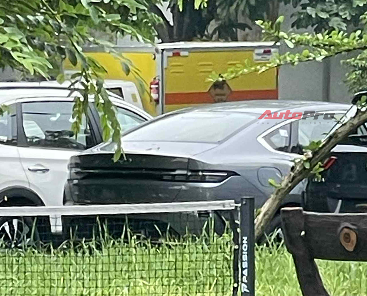 Lộ ảnh BYD 05 tại Việt Nam: Sedan cỡ C dùng động cơ plug-in hybrid, chạy 120km không cần xăng- Ảnh 1. Lộ ảnh BYD 05 tại Việt Nam: Sedan cỡ C dùng động cơ plug-in hybrid, chạy 120km không cần xăng- Ảnh 1.