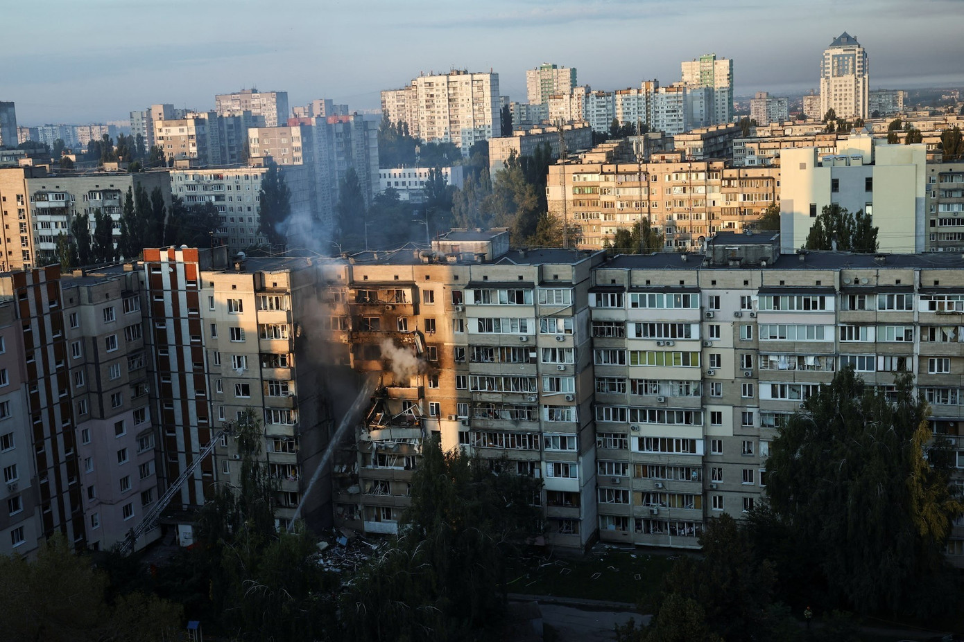 Tòa nhà Chính phủ Ukraine bốc cháy sau cuộc không kích của Nga- Ảnh 4. Tòa nhà Chính phủ Ukraine bốc cháy sau cuộc không kích của Nga- Ảnh 4.