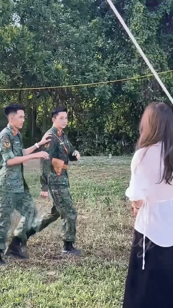 “Chiến thuật không vẫy tay, không vuốt tóc” của Lê Hoàng Hiệp- Ảnh 5. “Chiến thuật không vẫy tay, không vuốt tóc” của Lê Hoàng Hiệp- Ảnh 5.