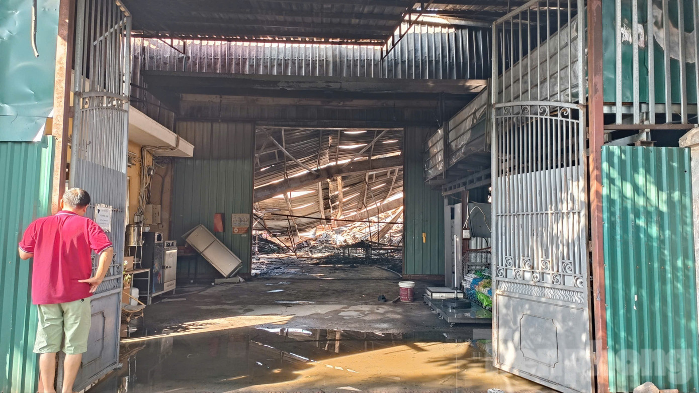 Cận cảnh khu nhà xưởng 700m2 cháy rụi sau vài giờ ở Hà Nội- Ảnh 17.