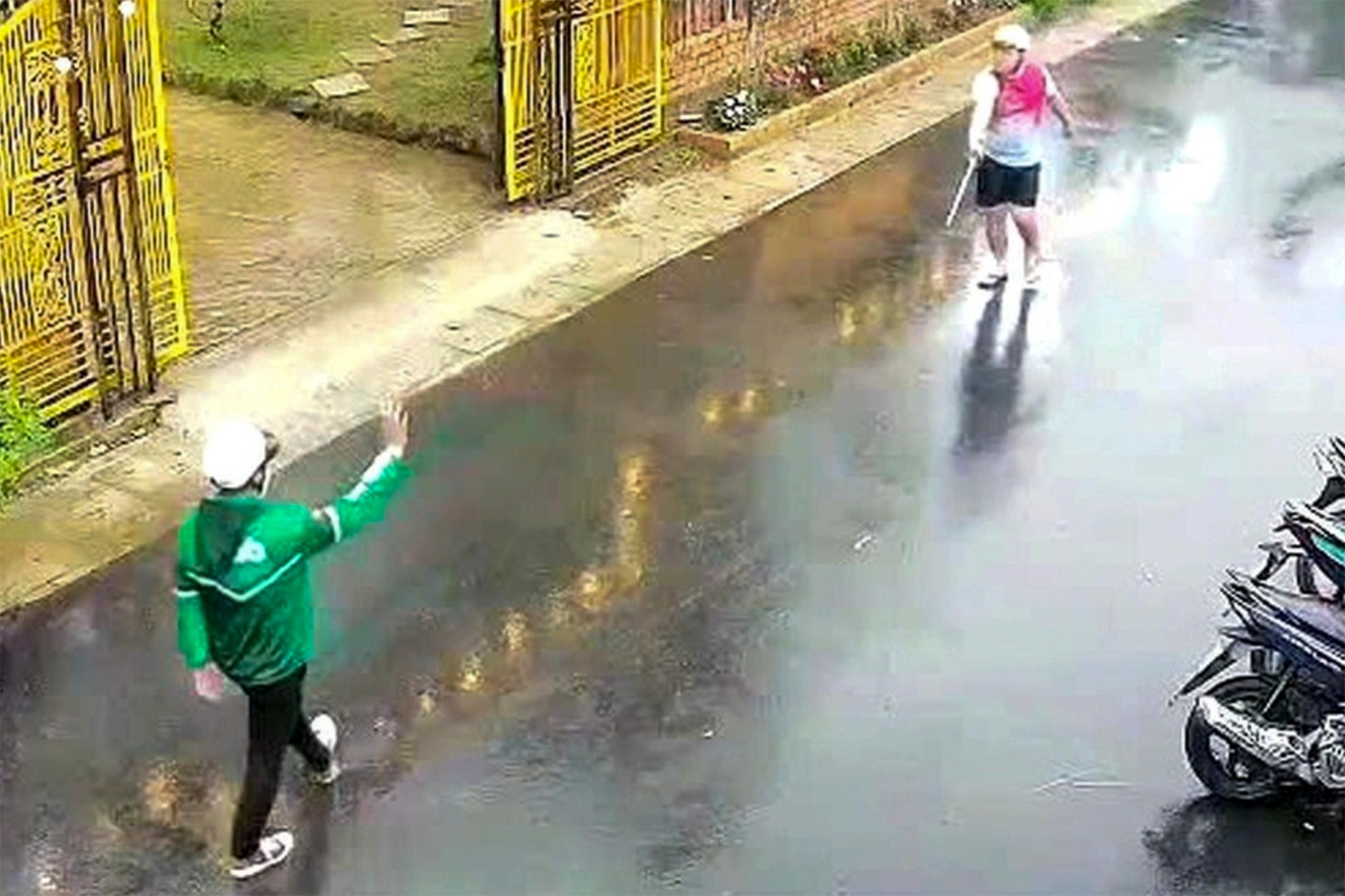 Danh tính nữ cán bộ phường chặn đường, đẩy ngã và tấn công người giữa ban ngày- Ảnh 2.