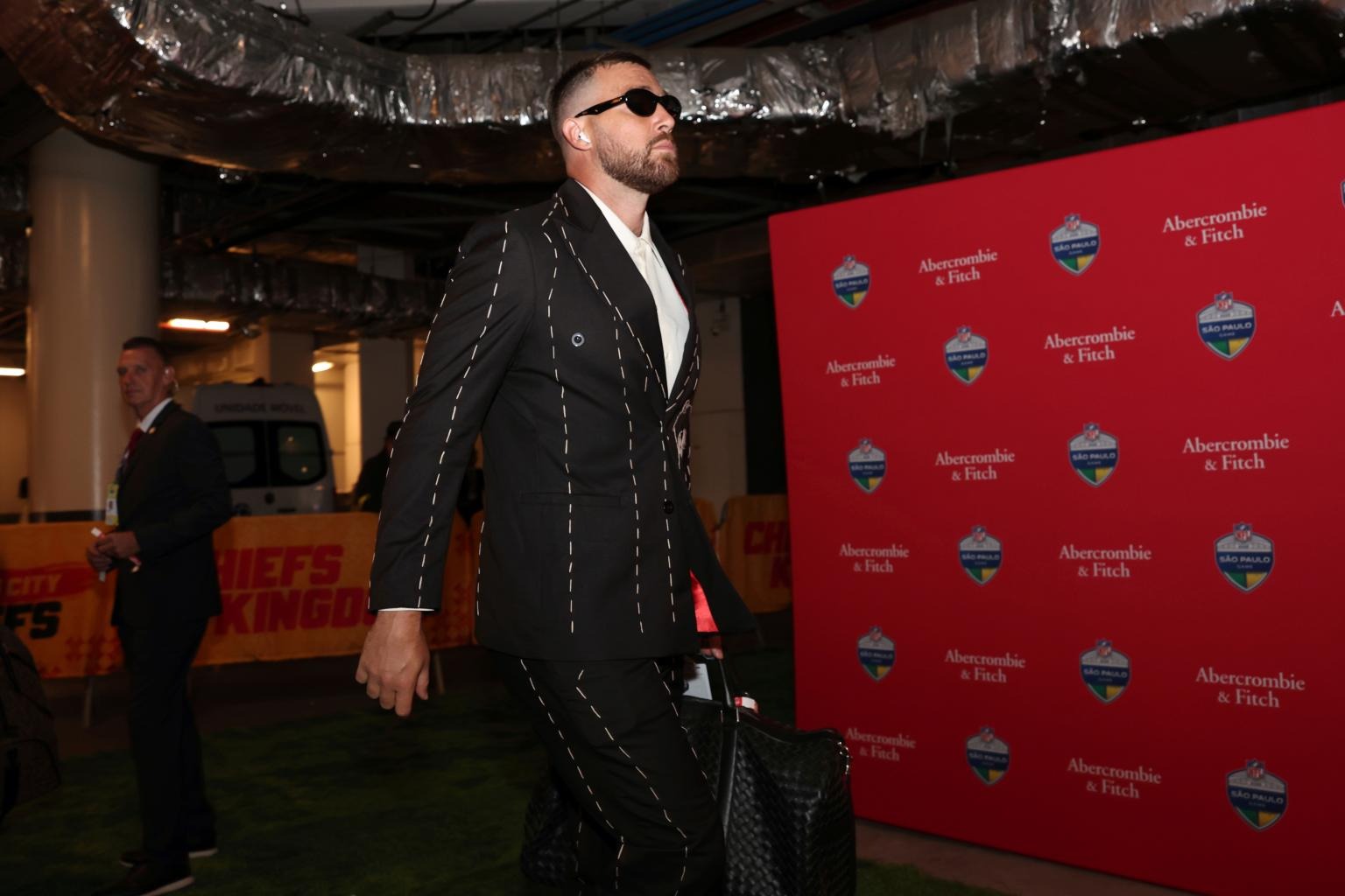 Travis Kelce lộ diện sau lời cầu hôn triệu đô, bảnh thế này bảo sao Taylor Swift mê mệt!- Ảnh 3. Travis Kelce lộ diện sau lời cầu hôn triệu đô, bảnh thế này bảo sao Taylor Swift mê mệt!- Ảnh 3.