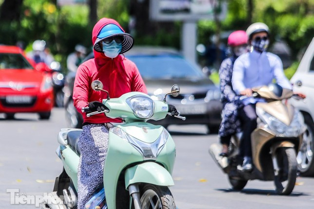 Miền Bắc tiếp tục oi nóng trước khi đón mưa bão- Ảnh 1. Miền Bắc tiếp tục oi nóng trước khi đón mưa bão- Ảnh 1.