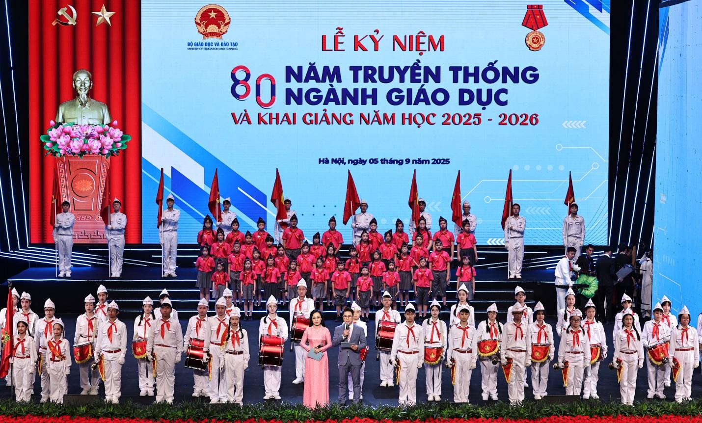 Lễ kỷ niệm 80 năm truyền thống ngành Giáo dục và khai giảng năm học 2025 - 2026- Ảnh 1.
