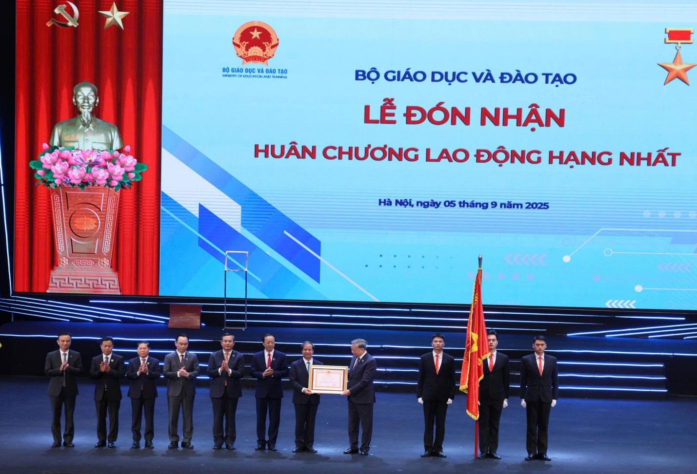 Lễ kỷ niệm 80 năm truyền thống ngành Giáo dục và khai giảng năm học 2025 - 2026- Ảnh 2.