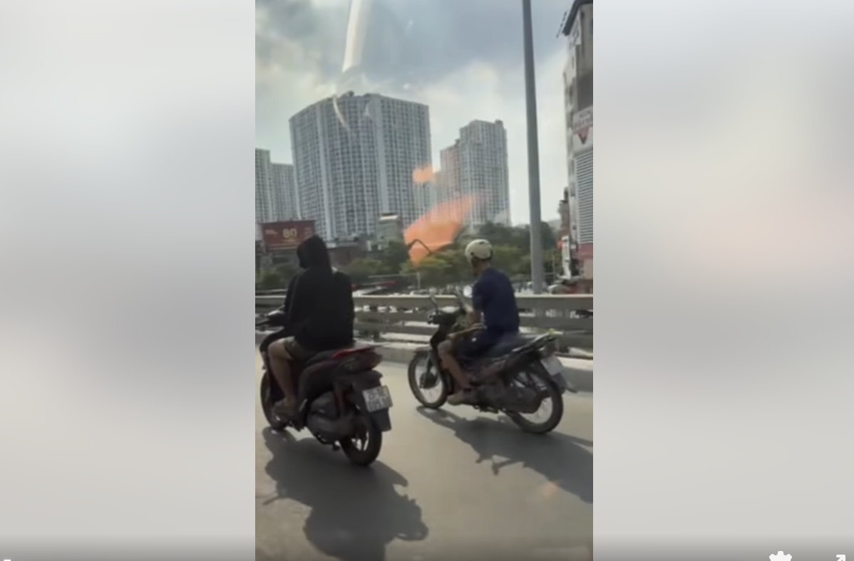 Từ clip Cục trưởng Cục CSGT trực tiếp quay, xử phạt thanh niên vừa đi xe vừa nghe điện thoại- Ảnh 1. Từ clip Cục trưởng Cục CSGT trực tiếp quay, xử phạt thanh niên vừa đi xe vừa nghe điện thoại- Ảnh 1.
