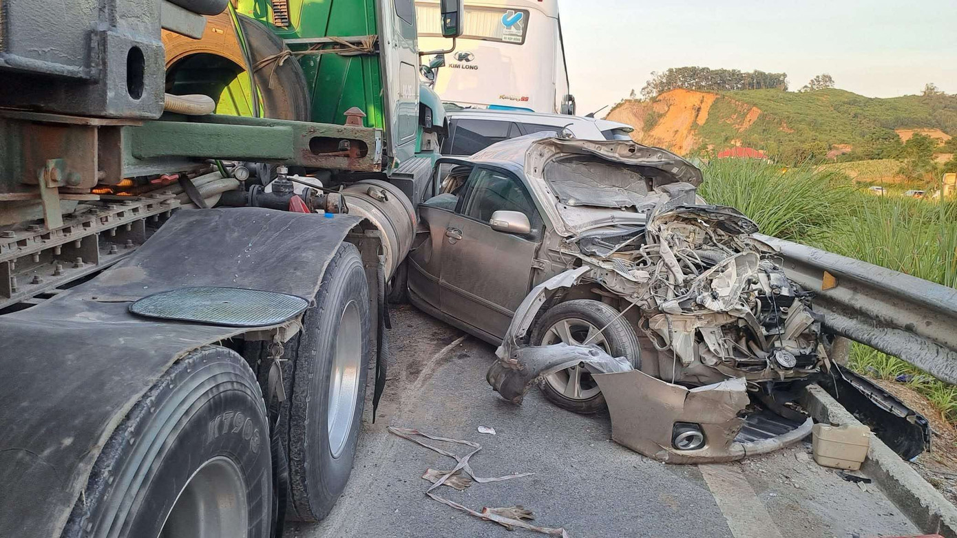 5 ô tô va chạm liên hoàn trên cao tốc Cao Bồ - Mai Sơn- Ảnh 2. 5 ô tô va chạm liên hoàn trên cao tốc Cao Bồ - Mai Sơn- Ảnh 2.