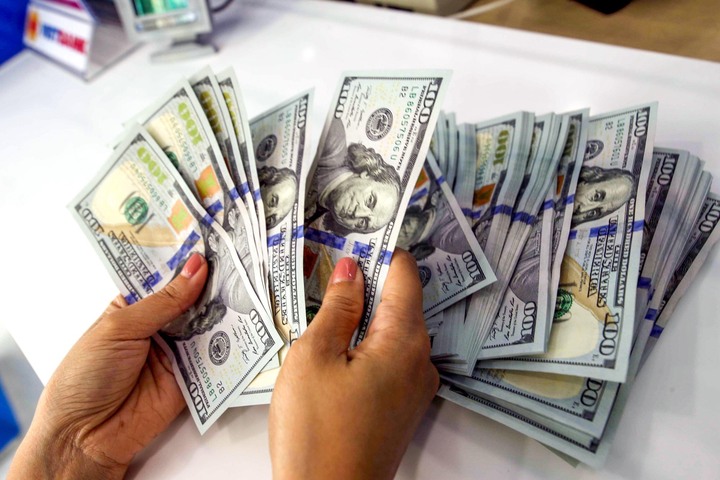 Giá USD lần đầu tiên vượt 27.000 đồng/USD- Ảnh 1. Giá USD lần đầu tiên vượt 27.000 đồng/USD- Ảnh 1.
