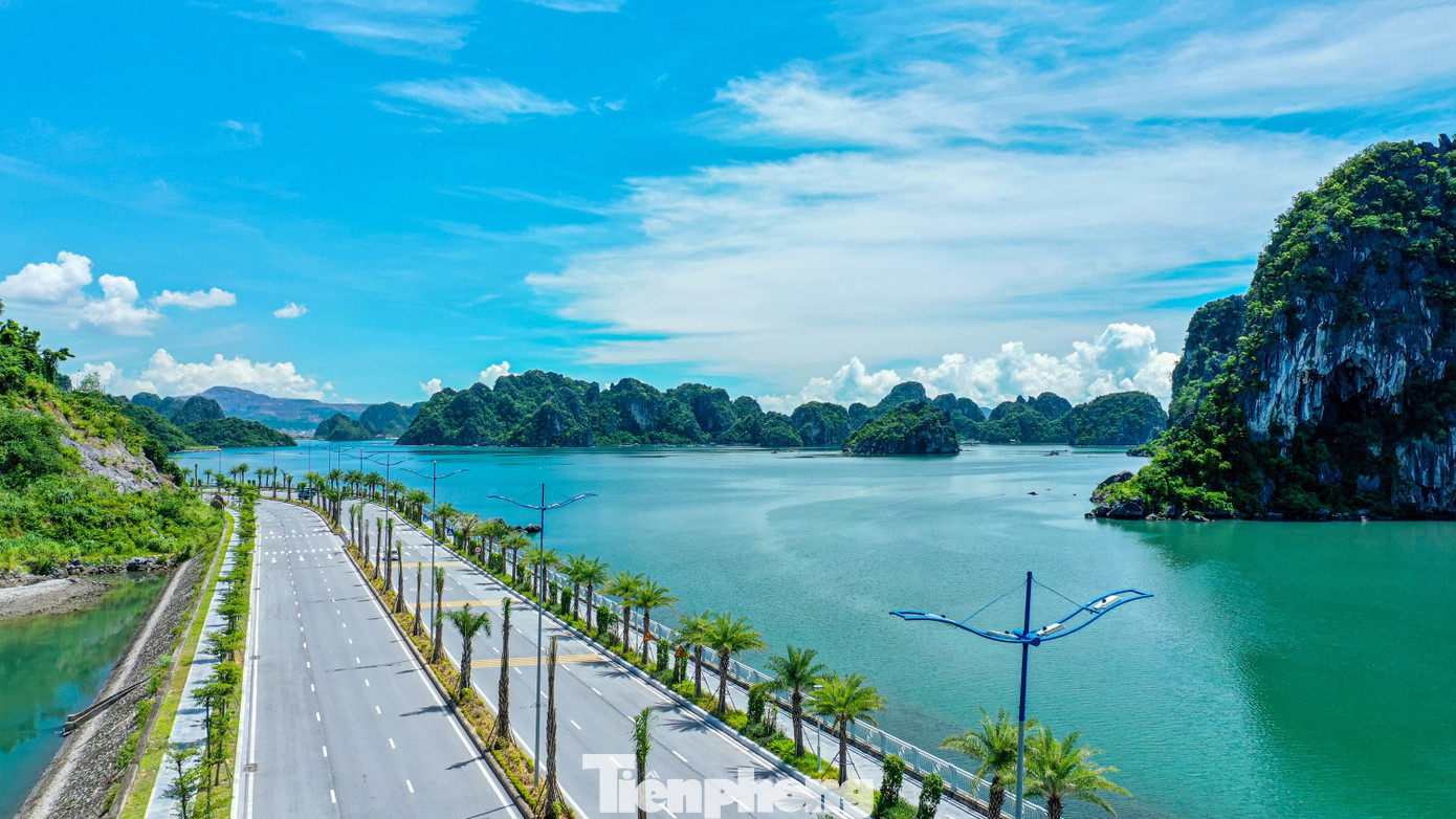Ngắm vịnh Bái Tử Long từ tuyến đường bao biển đẹp nhất Việt Nam- Ảnh 1. Ngắm vịnh Bái Tử Long từ tuyến đường bao biển đẹp nhất Việt Nam- Ảnh 1.