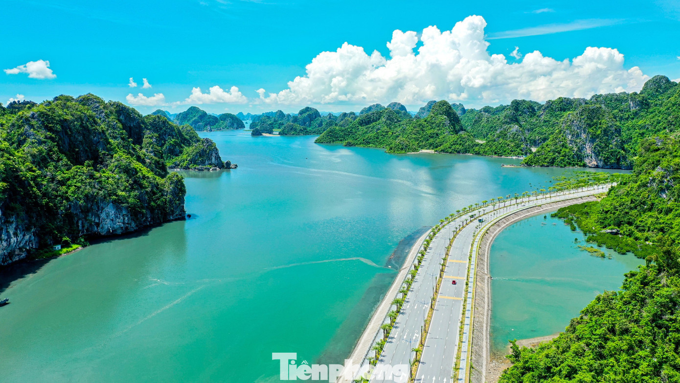 Ngắm vịnh Bái Tử Long từ tuyến đường bao biển đẹp nhất Việt Nam- Ảnh 2. Ngắm vịnh Bái Tử Long từ tuyến đường bao biển đẹp nhất Việt Nam- Ảnh 2.
