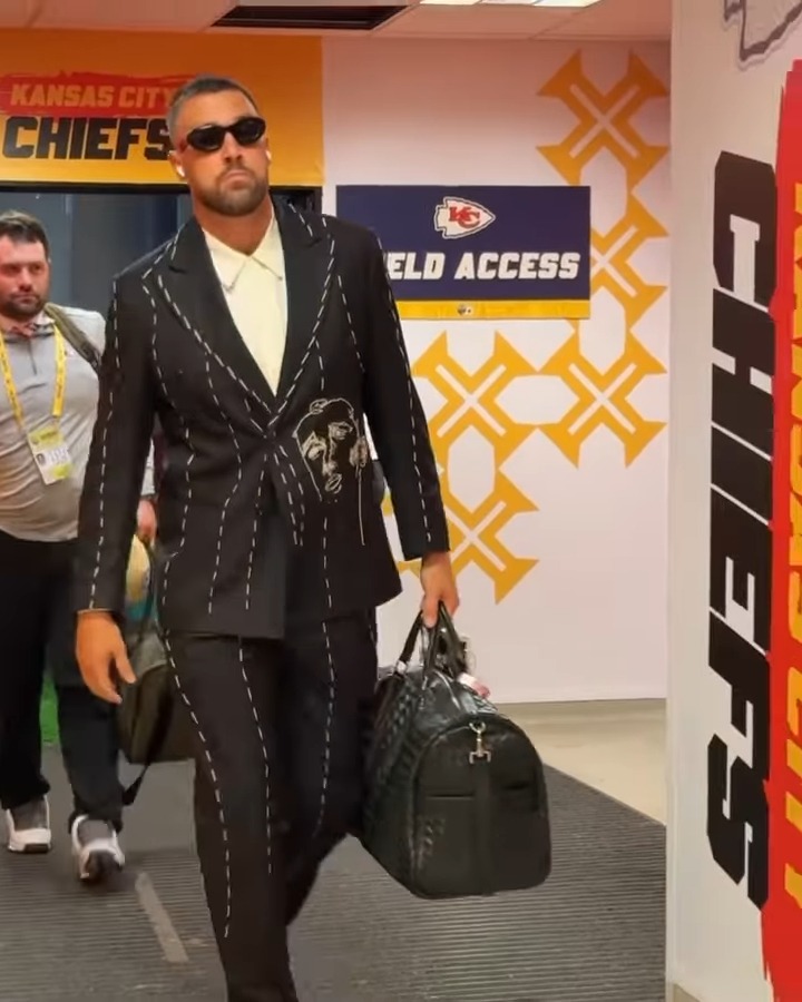Travis Kelce lộ diện sau lời cầu hôn triệu đô, bảnh thế này bảo sao Taylor Swift mê mệt!- Ảnh 2. Travis Kelce lộ diện sau lời cầu hôn triệu đô, bảnh thế này bảo sao Taylor Swift mê mệt!- Ảnh 2.