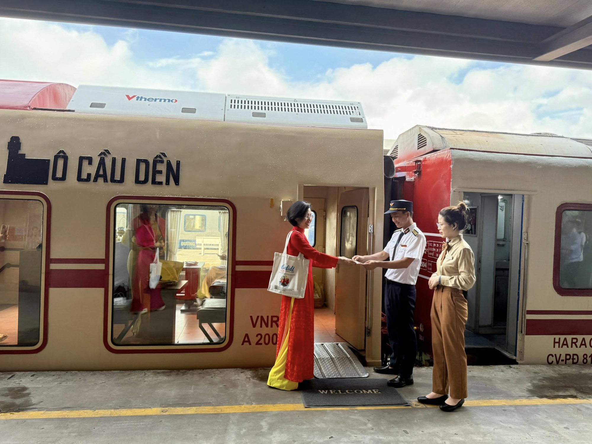 Có gì trên đoàn tàu 2 tầng đầu tiên tại Hà Nội, giá vé tới 550k - 750k?- Ảnh 10.