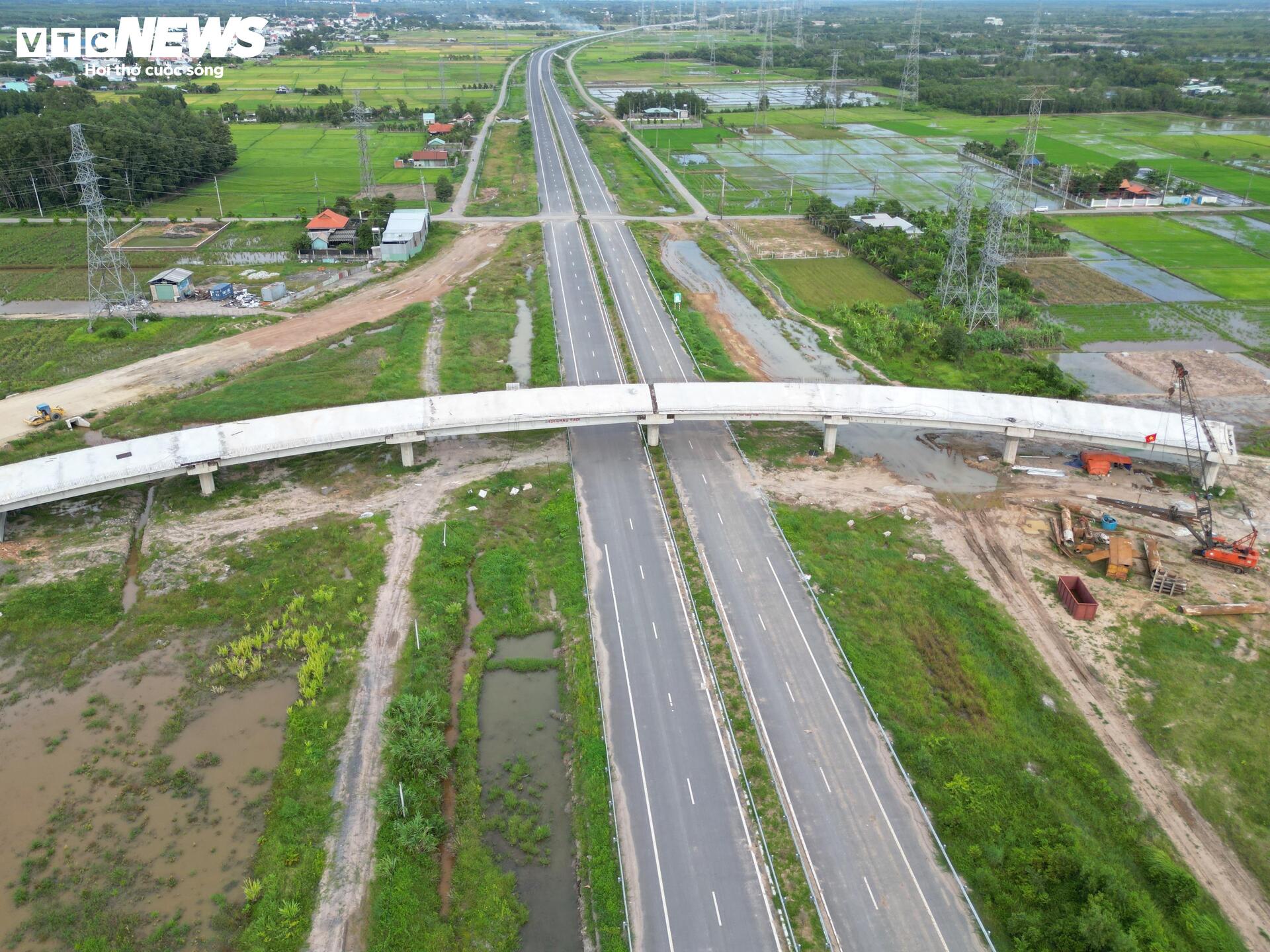 Vành đai 3 qua Đồng Nai thi công thần tốc, sẵn sàng thông xe toàn tuyến- Ảnh 2. Vành đai 3 qua Đồng Nai thi công thần tốc, sẵn sàng thông xe toàn tuyến- Ảnh 2.