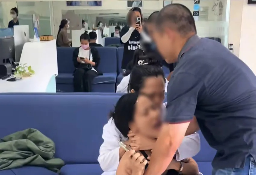 Chủ phòng khám nha khoa ở TP.HCM cầm gậy sắt đe doạ, hành hung, đập vỡ điện thoại của khách hàng: Nạn nhân tiết lộ nguồn cơn- Ảnh 2. Chủ phòng khám nha khoa ở TP.HCM cầm gậy sắt đe doạ, hành hung, đập vỡ điện thoại của khách hàng: Nạn nhân tiết lộ nguồn cơn- Ảnh 2.