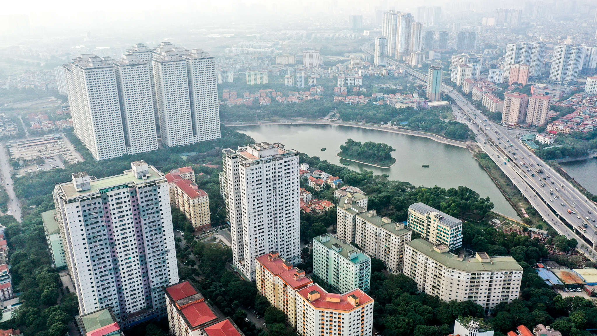 Chung cư có tường bong tróc, thi thoảng thang máy lại hỏng, thiếu nước...có giá tăng gấp 3 lần, hở ra là cháy hàng- Ảnh 1. Chung cư có tường bong tróc, thi thoảng thang máy lại hỏng, thiếu nước...có giá tăng gấp 3 lần, hở ra là cháy hàng- Ảnh 1.