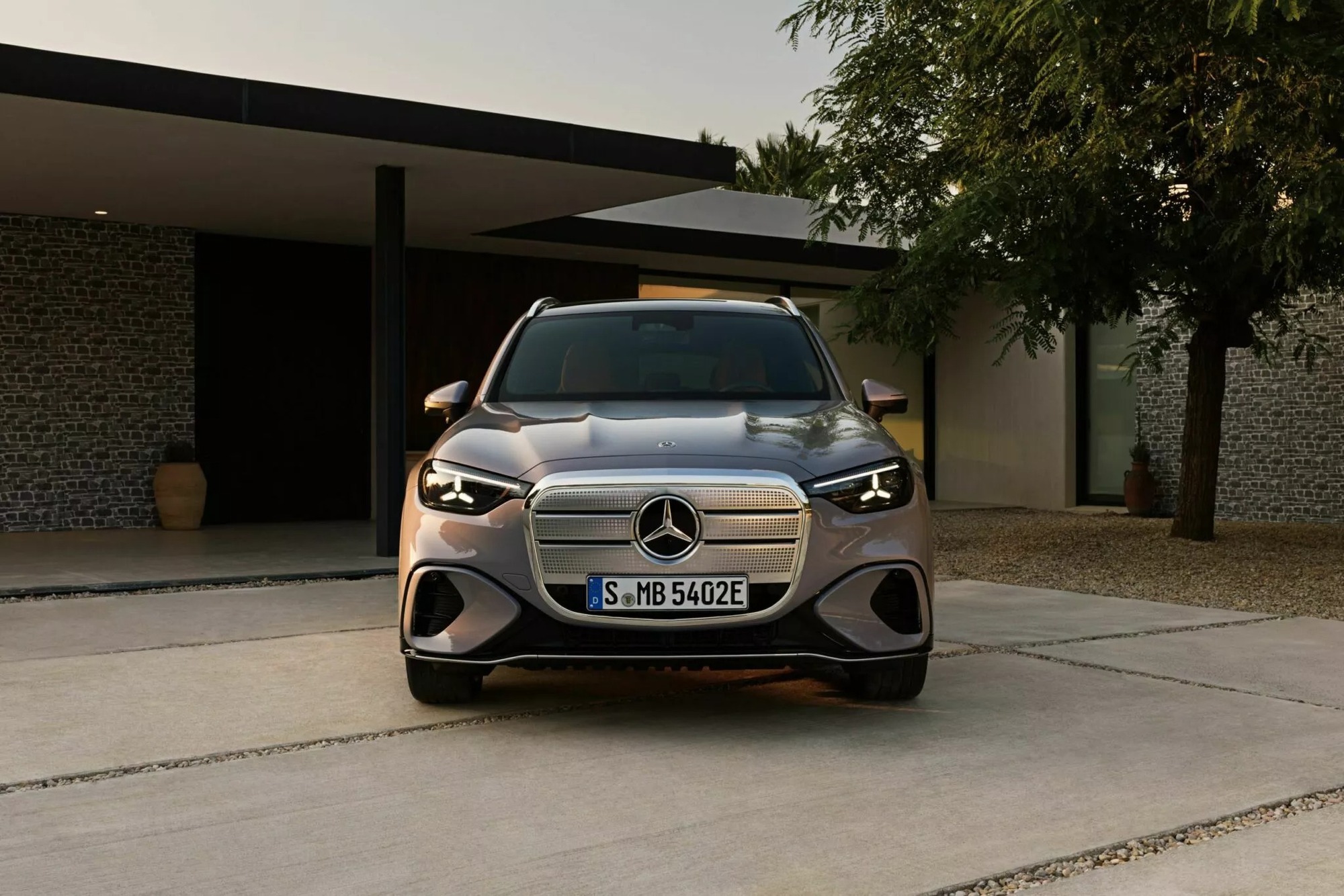 SUV bán chạy nhất của Mercedes tại Việt Nam có bản chạy điện: Lột xác từ trong ra ngoài, tầm hoạt động hơn 700 km- Ảnh 1. SUV bán chạy nhất của Mercedes tại Việt Nam có bản chạy điện: Lột xác từ trong ra ngoài, tầm hoạt động hơn 700 km- Ảnh 1.