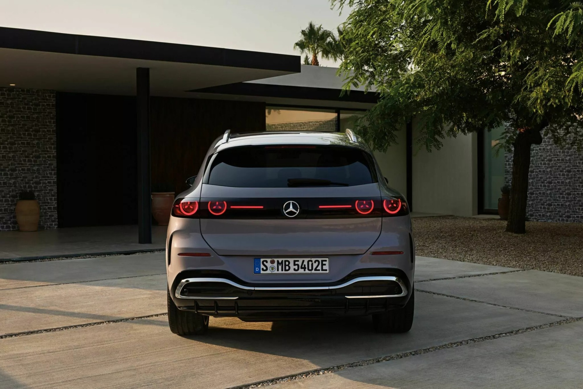 SUV bán chạy nhất của Mercedes tại Việt Nam có bản chạy điện: Lột xác từ trong ra ngoài, tầm hoạt động hơn 700 km- Ảnh 2. SUV bán chạy nhất của Mercedes tại Việt Nam có bản chạy điện: Lột xác từ trong ra ngoài, tầm hoạt động hơn 700 km- Ảnh 2.