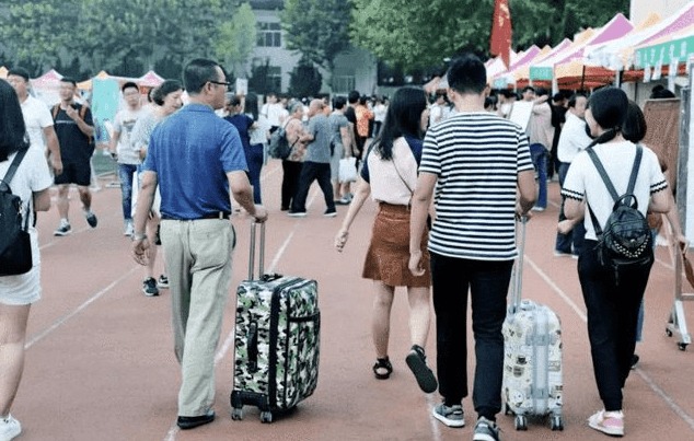 Tân sinh viên nhập học tốt nhất nên có phụ huynh đi cùng: Chia sẻ của một đàn chị rất đáng suy ngẫm- Ảnh 1.