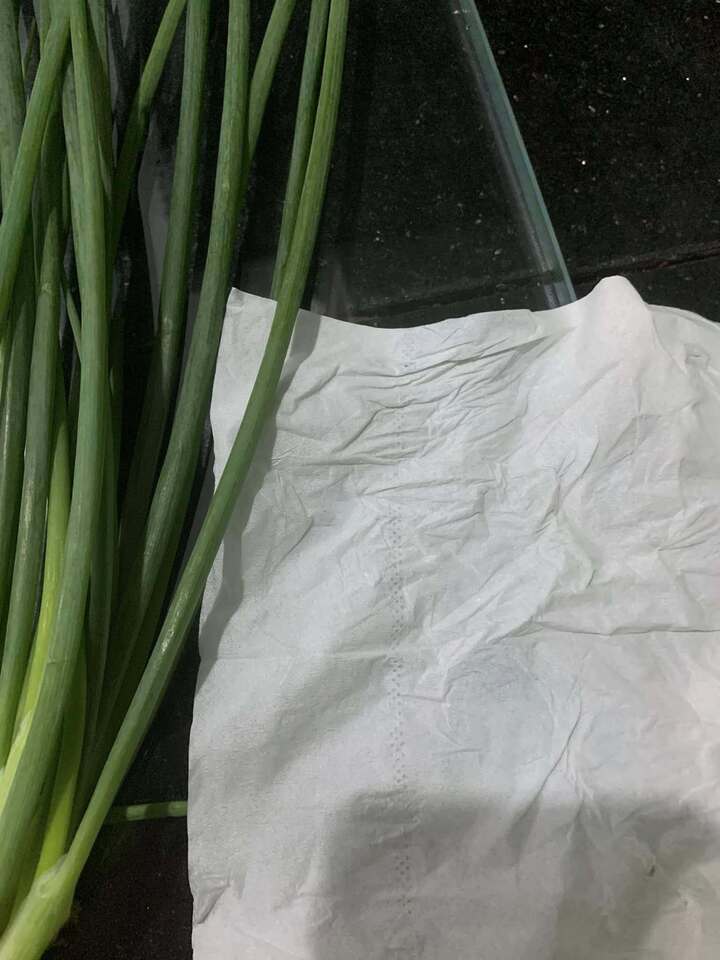 Dấu hiệu hành lá 'ngậm' hoá chất được chuyên gia ĐH Bách khoa chỉ rõ- Ảnh 3.