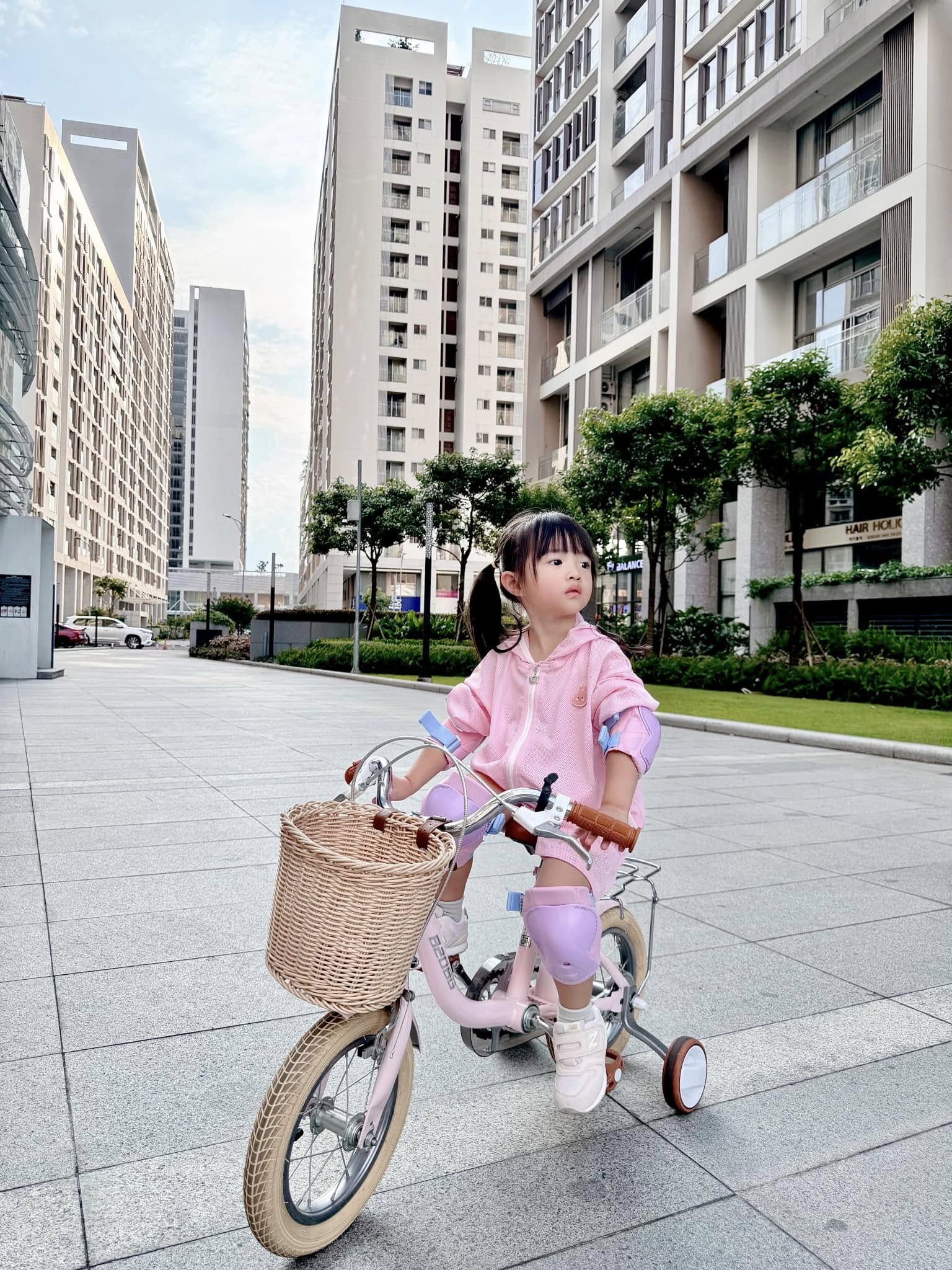 "Trưởng công chúa" Winnie - ái nữ thừa kế tập đoàn: Xinh xắn, học giỏi, hát hay, chơi thể thao đỉnh... thì ra tiểu thuyết không lừa chúng ta- Ảnh 2. "Trưởng công chúa" Winnie - ái nữ thừa kế tập đoàn: Xinh xắn, học giỏi, hát hay, chơi thể thao đỉnh... thì ra tiểu thuyết không lừa chúng ta- Ảnh 2.