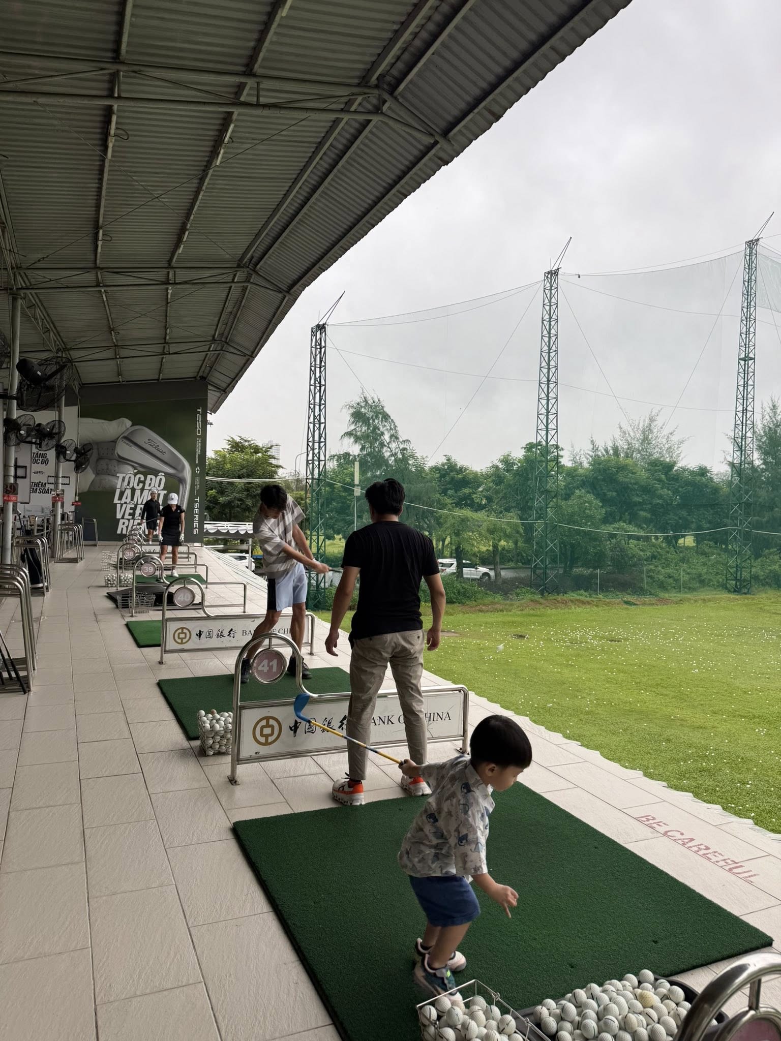 Subeo cuối tuần thư giãn cùng bố bên sân golf: Chuẩn thiếu gia nhà hào môn đây rồi- Ảnh 4.