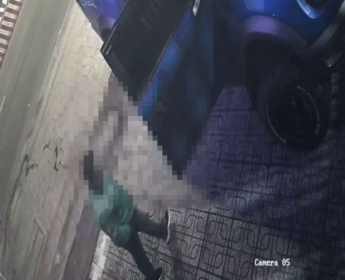 Báo mất gần 30 cây vàng khi đậu ô tô trước cửa nhà bạn để ngủ: Camera phát hiện một nhân vật hành động lạ- Ảnh 1.