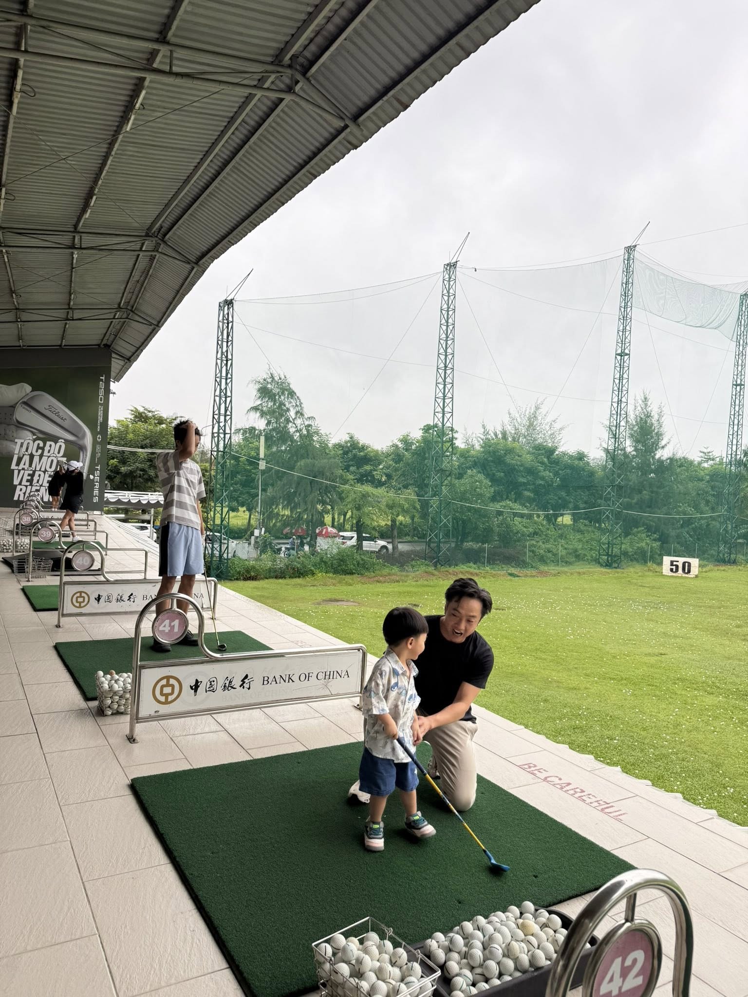 Subeo cuối tuần thư giãn cùng bố bên sân golf: Chuẩn thiếu gia nhà hào môn đây rồi- Ảnh 3.