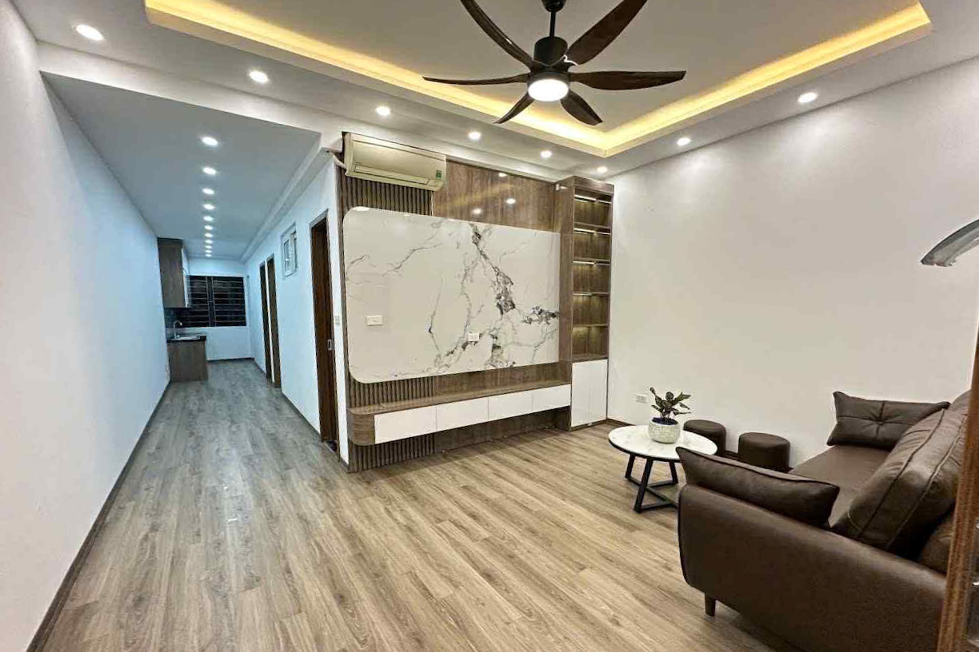 Chung cư có tường bong tróc, thi thoảng thang máy lại hỏng, thiếu nước...có giá tăng gấp 3 lần, hở ra là cháy hàng- Ảnh 7. Chung cư có tường bong tróc, thi thoảng thang máy lại hỏng, thiếu nước...có giá tăng gấp 3 lần, hở ra là cháy hàng- Ảnh 7.