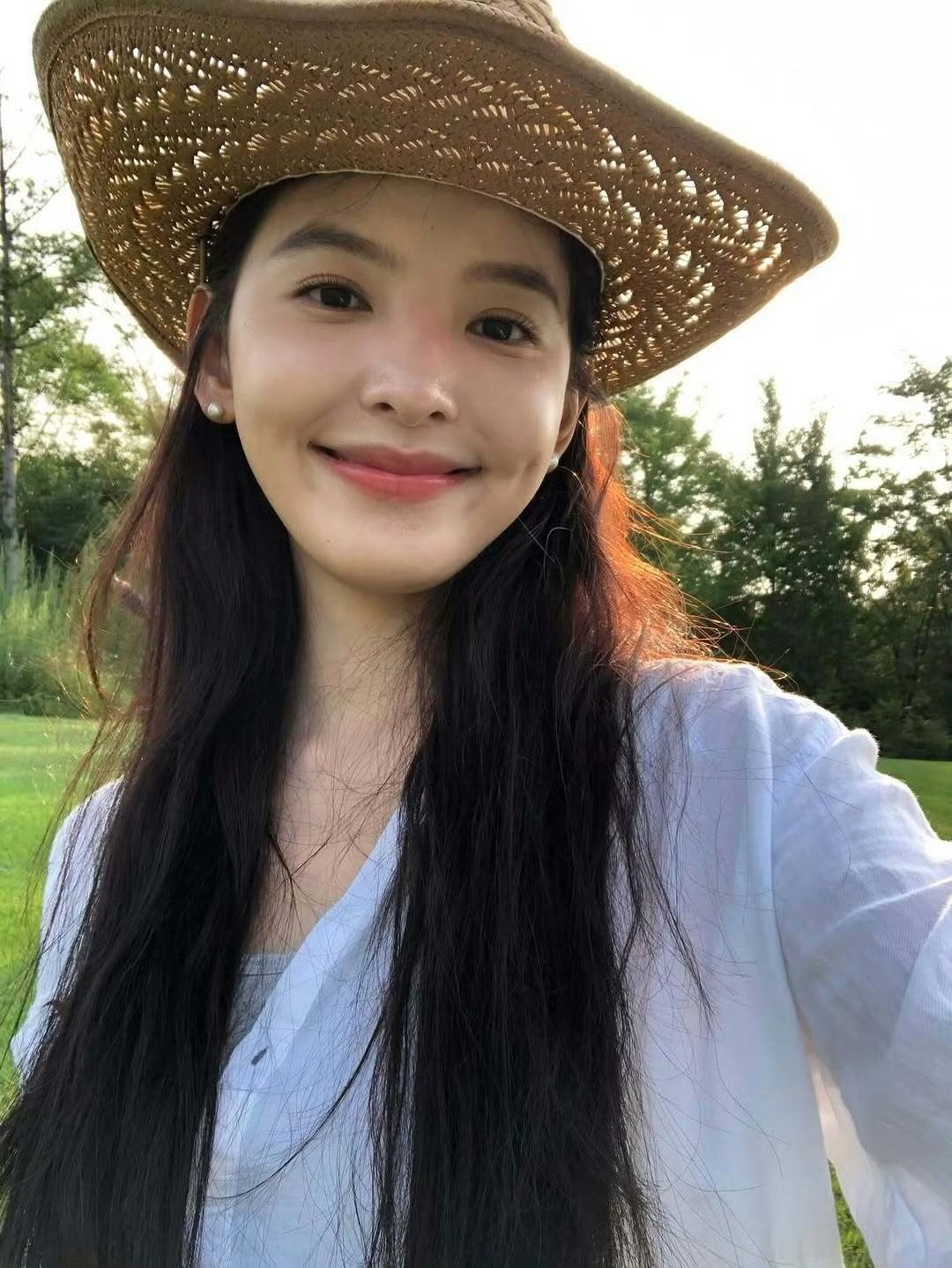 Nữ thần 10 triệu người say đắm: Cả đời chung thuỷ với 1 item, xinh đến nỗi chỉ muốn nhắm mắt yêu luôn!- Ảnh 2. Nữ thần 10 triệu người say đắm: Cả đời chung thuỷ với 1 item, xinh đến nỗi chỉ muốn nhắm mắt yêu luôn!- Ảnh 2.