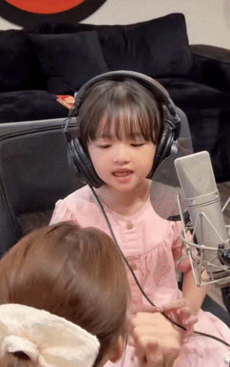 "Trưởng công chúa" Winnie - ái nữ thừa kế tập đoàn: Xinh xắn, học giỏi, hát hay, chơi thể thao đỉnh... thì ra tiểu thuyết không lừa chúng ta- Ảnh 3. "Trưởng công chúa" Winnie - ái nữ thừa kế tập đoàn: Xinh xắn, học giỏi, hát hay, chơi thể thao đỉnh... thì ra tiểu thuyết không lừa chúng ta- Ảnh 3.