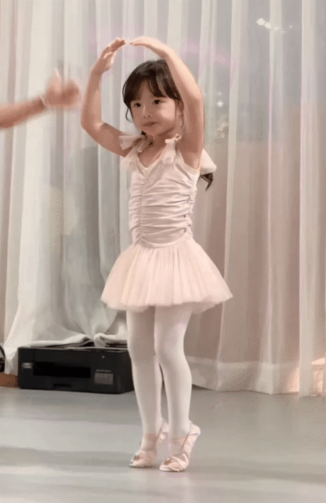 "Trưởng công chúa" Winnie - ái nữ thừa kế tập đoàn: Xinh xắn, học giỏi, hát hay, chơi thể thao đỉnh... thì ra tiểu thuyết không lừa chúng ta- Ảnh 6. "Trưởng công chúa" Winnie - ái nữ thừa kế tập đoàn: Xinh xắn, học giỏi, hát hay, chơi thể thao đỉnh... thì ra tiểu thuyết không lừa chúng ta- Ảnh 6.
