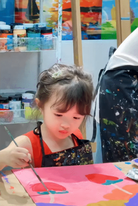 "Trưởng công chúa" Winnie - ái nữ thừa kế tập đoàn: Xinh xắn, học giỏi, hát hay, chơi thể thao đỉnh... thì ra tiểu thuyết không lừa chúng ta- Ảnh 7. "Trưởng công chúa" Winnie - ái nữ thừa kế tập đoàn: Xinh xắn, học giỏi, hát hay, chơi thể thao đỉnh... thì ra tiểu thuyết không lừa chúng ta- Ảnh 7.