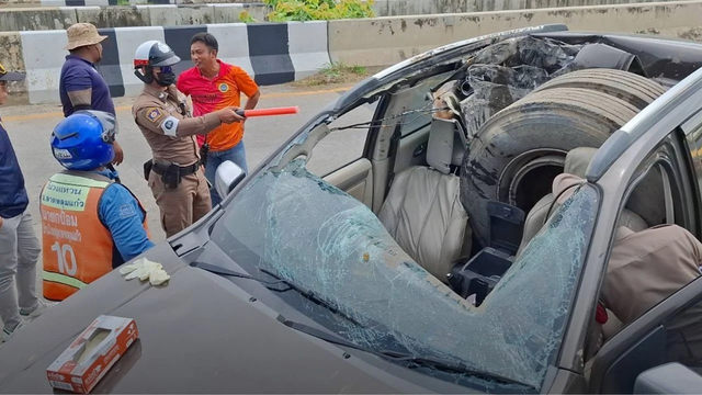 Đang lái chiếc SUV, nam y tá bỗng gặp tai họa 'từ trên trời rơi xuống', nhìn hiện trường ai cũng sợ hãi- Ảnh 1.