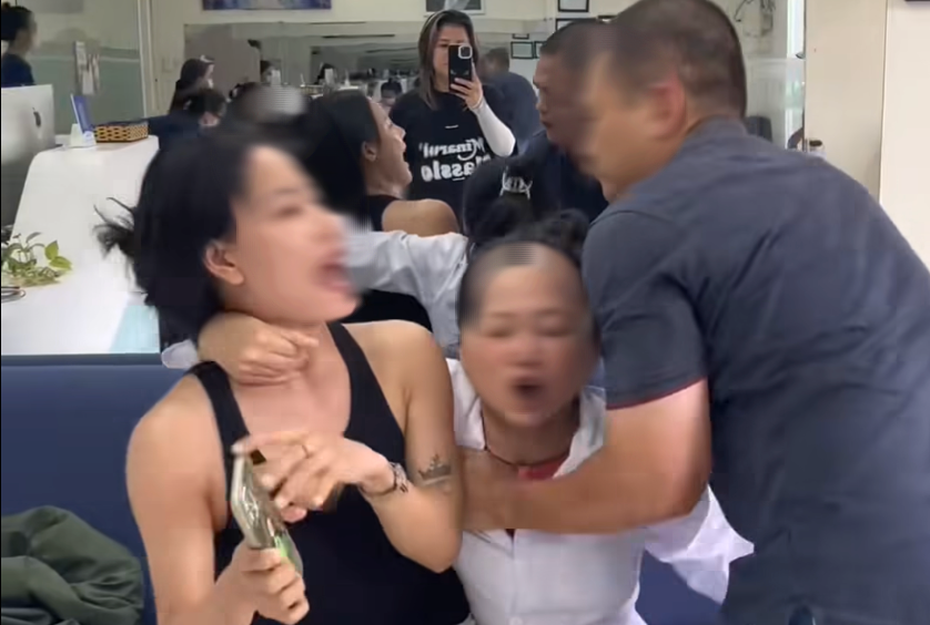 Vụ hành hung bệnh nhân ở nha khoa Tuyết Chinh: Bộ Y tế vào cuộc- Ảnh 1. Vụ hành hung bệnh nhân ở nha khoa Tuyết Chinh: Bộ Y tế vào cuộc- Ảnh 1.