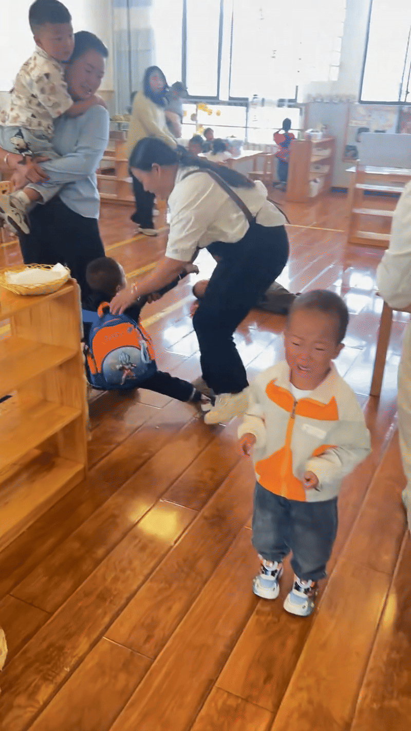 Cảnh tượng hỗn loạn trong một lớp học mầm non khiến ai cũng xanh mặt: Thương các cô giáo quá!- Ảnh 1.