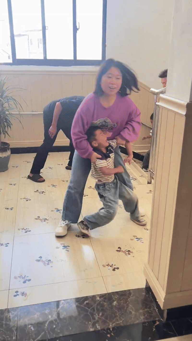 Cảnh tượng hỗn loạn trong một lớp học mầm non khiến ai cũng xanh mặt: Thương các cô giáo quá!- Ảnh 2.