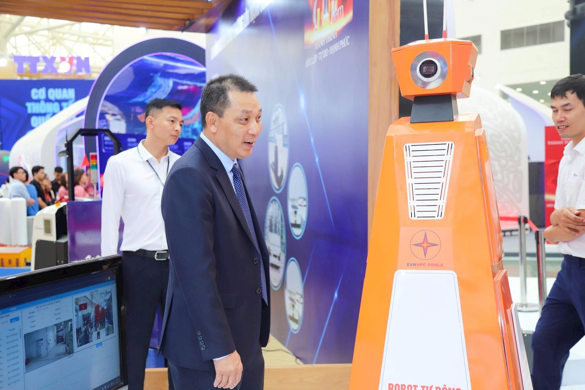 Lần đầu tiên xuất hiện robot do Nhà máy thủy điện lớn nhất Đông Nam Á của Việt Nam tự chế tạo, đang phát triển robot dạng chó, robot hình người- Ảnh 1.