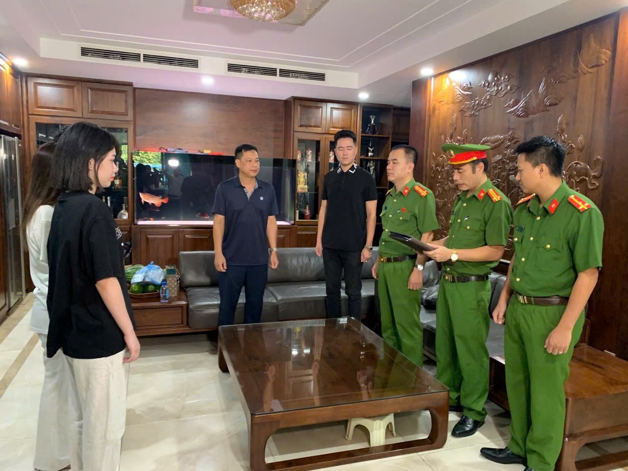 Vụ khám nhà, bắt bố con Mạnh "gỗ": Giang hồ Thanh Hoá đút lót cho kiểm lâm bao nhiêu tiền?- Ảnh 1. Vụ khám nhà, bắt bố con Mạnh "gỗ": Giang hồ Thanh Hoá đút lót cho kiểm lâm bao nhiêu tiền?- Ảnh 1.