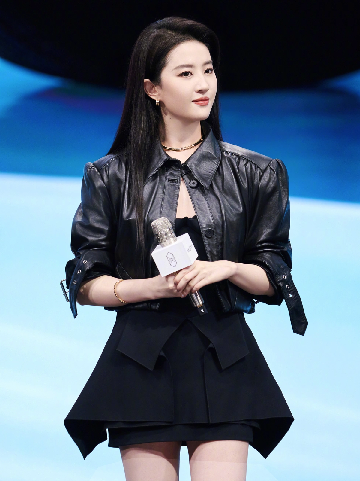 Mỹ nhân bị thời gian “chối bỏ”, giàu khủng nhưng chỉ sống độc thân trong biệt thự cao cấp 16.700m², tìm khắp Trung Quốc cũng hiếm thấy ai như vậy- Ảnh 1.