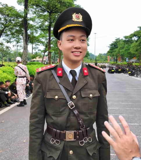 Nam sinh trong đội hình diễu binh được VTV phỏng vấn gây sốt: Đẹp trai chỉ là phụ, profile học vấn mới thực sự khủng khiếp!- Ảnh 2. Nam sinh trong đội hình diễu binh được VTV phỏng vấn gây sốt: Đẹp trai chỉ là phụ, profile học vấn mới thực sự khủng khiếp!- Ảnh 2.