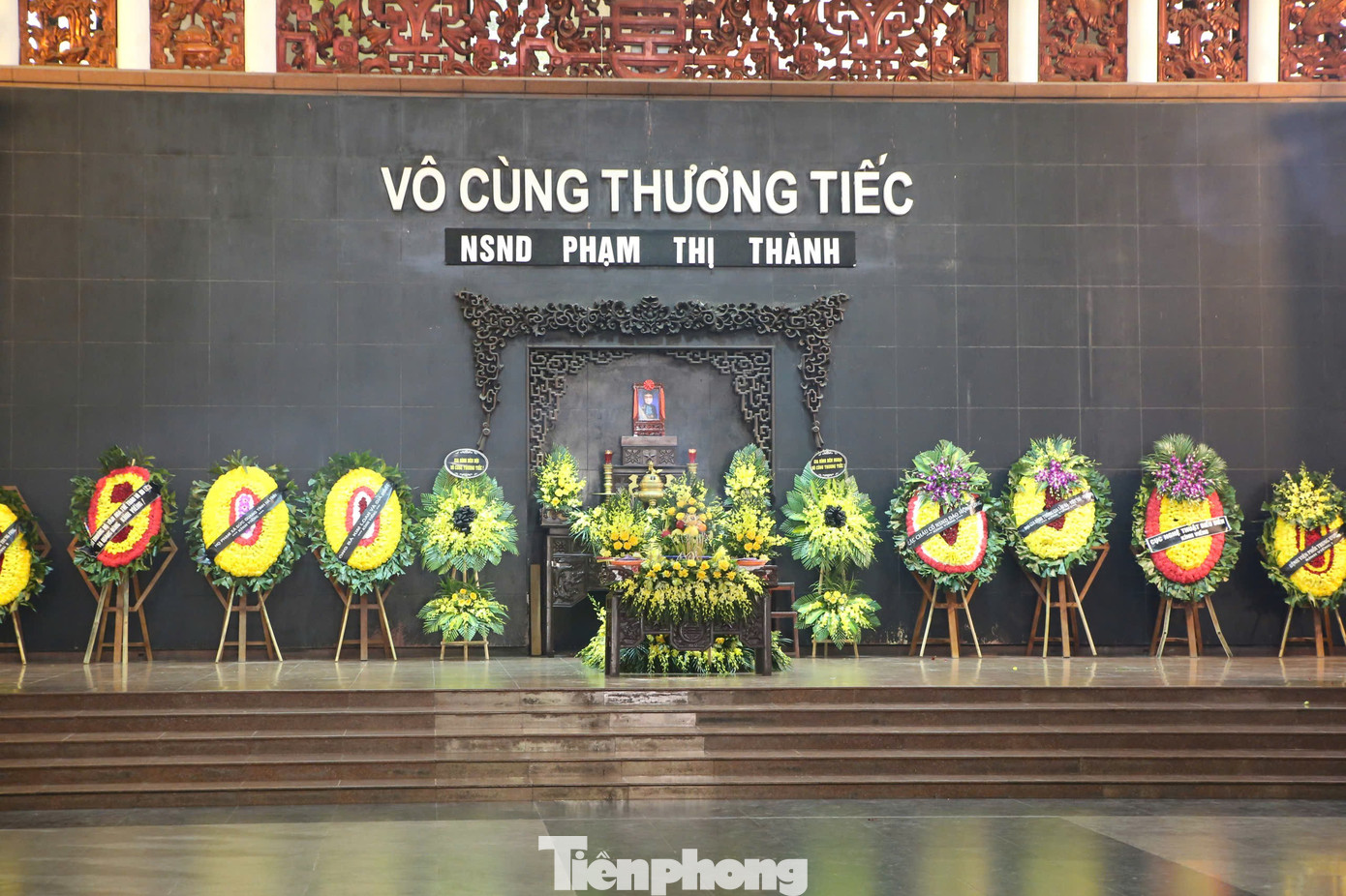 NSND Xuân Bắc, diễn viên Vân Dung viếng NSND Phạm Thị Thành- Ảnh 1. NSND Xuân Bắc, diễn viên Vân Dung viếng NSND Phạm Thị Thành- Ảnh 1.